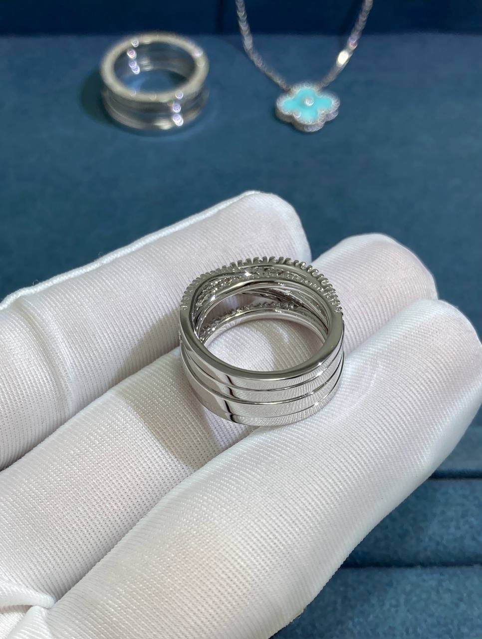 Etincelle full pave diamond ring