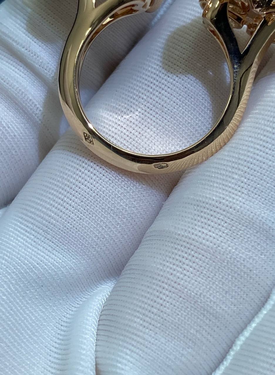 VC between the finger butterfly ring with Mother-of-Pearl and diamonds