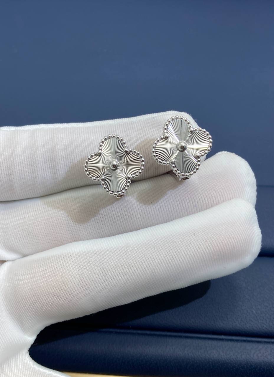 VC Guilloche earrings 15mm