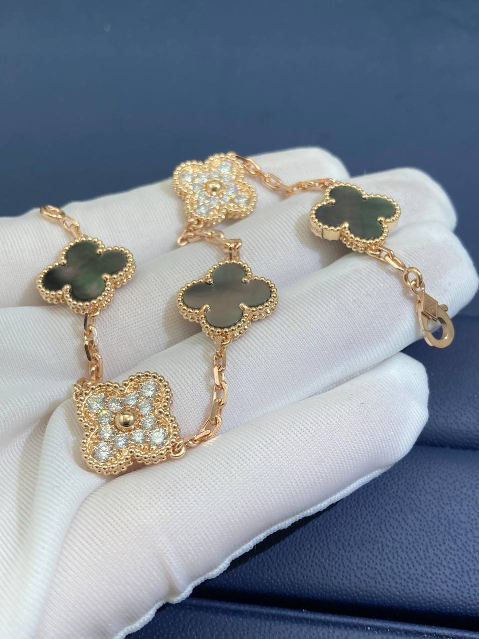 VC grey Mother-of-Pearl bracelet with diamonds