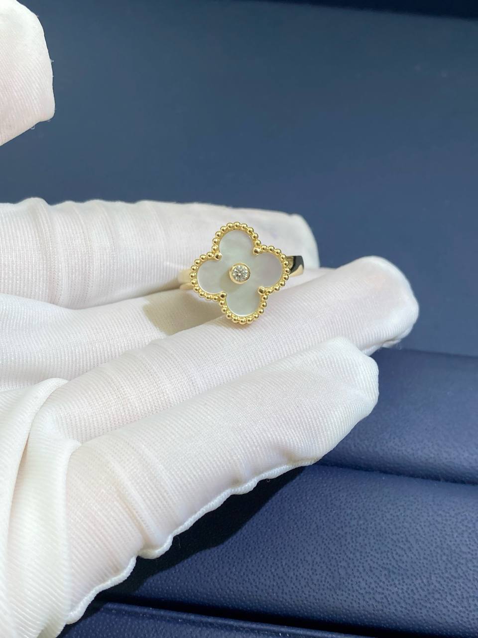 VC Mother-of-Pearl ring with 1 diamond