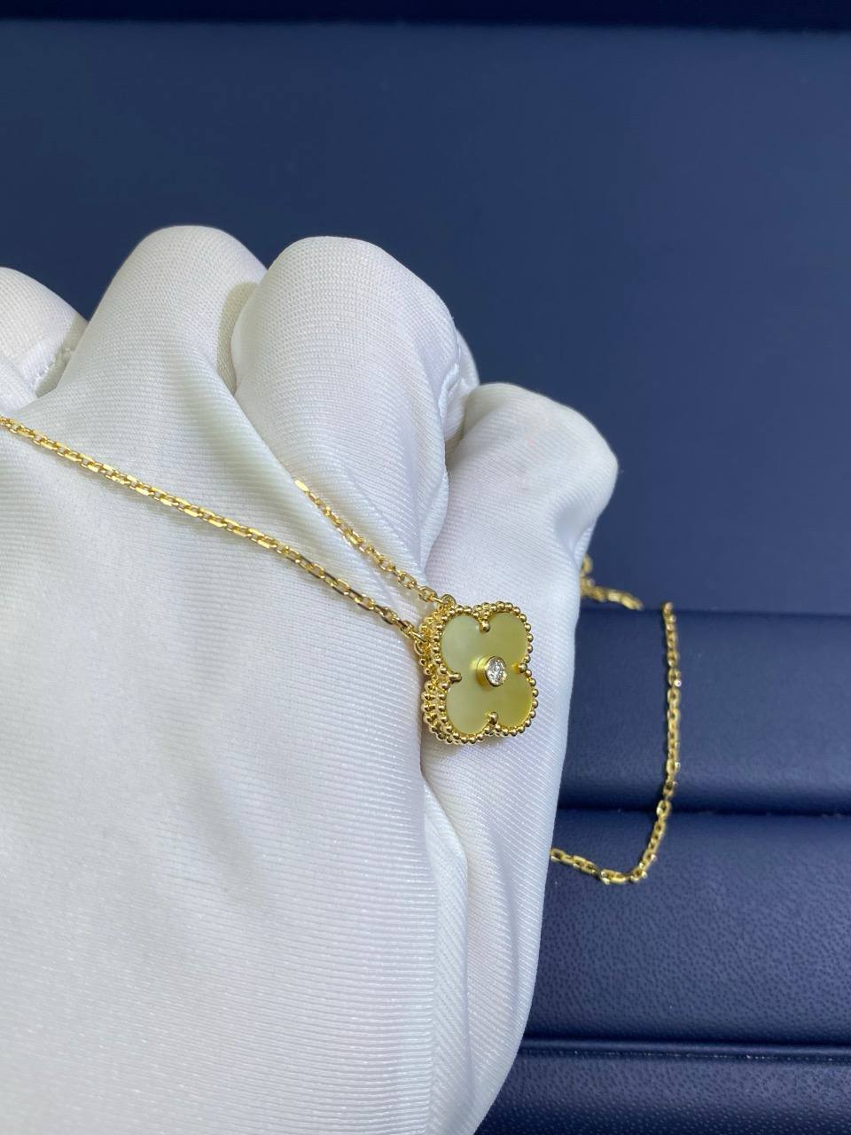 VC gold Mother-of-Pearl Holiday pendant