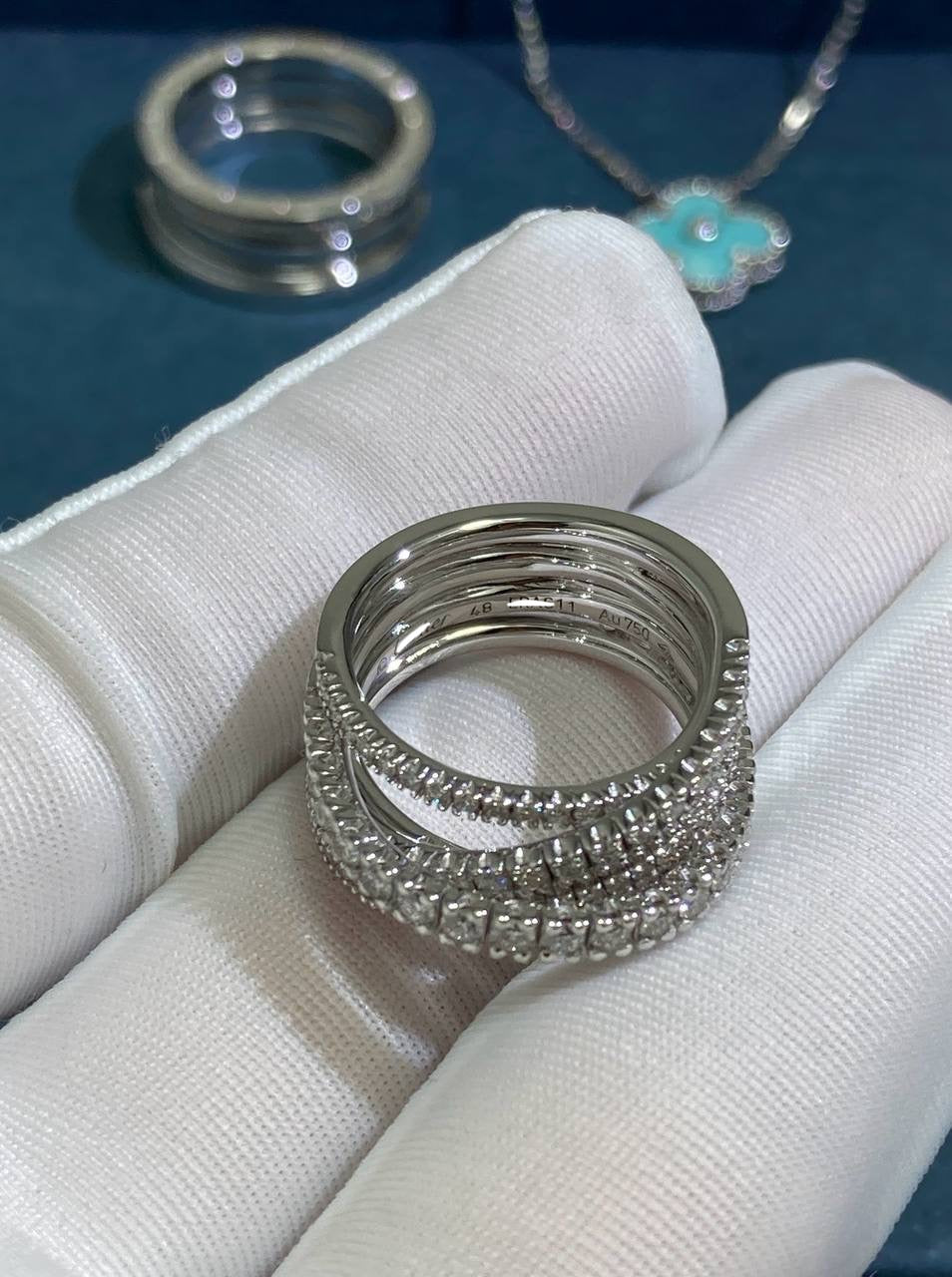 Etincelle full pave diamond ring