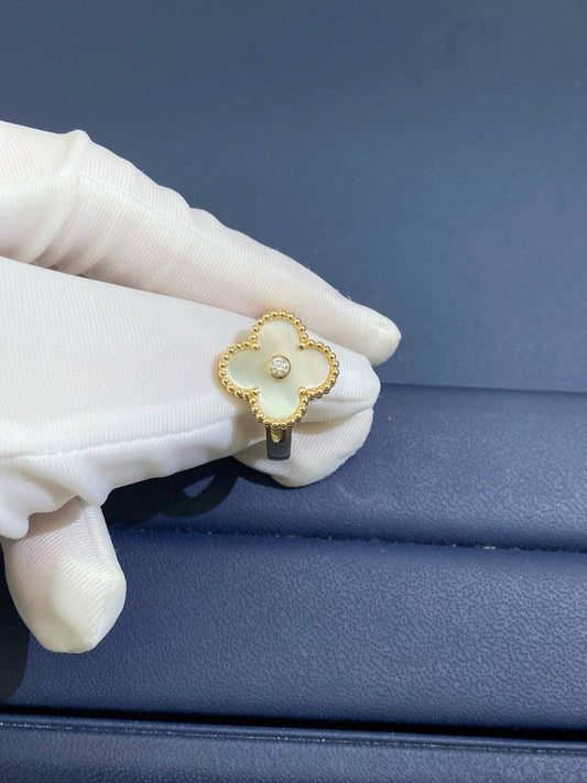 VC Mother-of-Pearl ring with 1 diamond