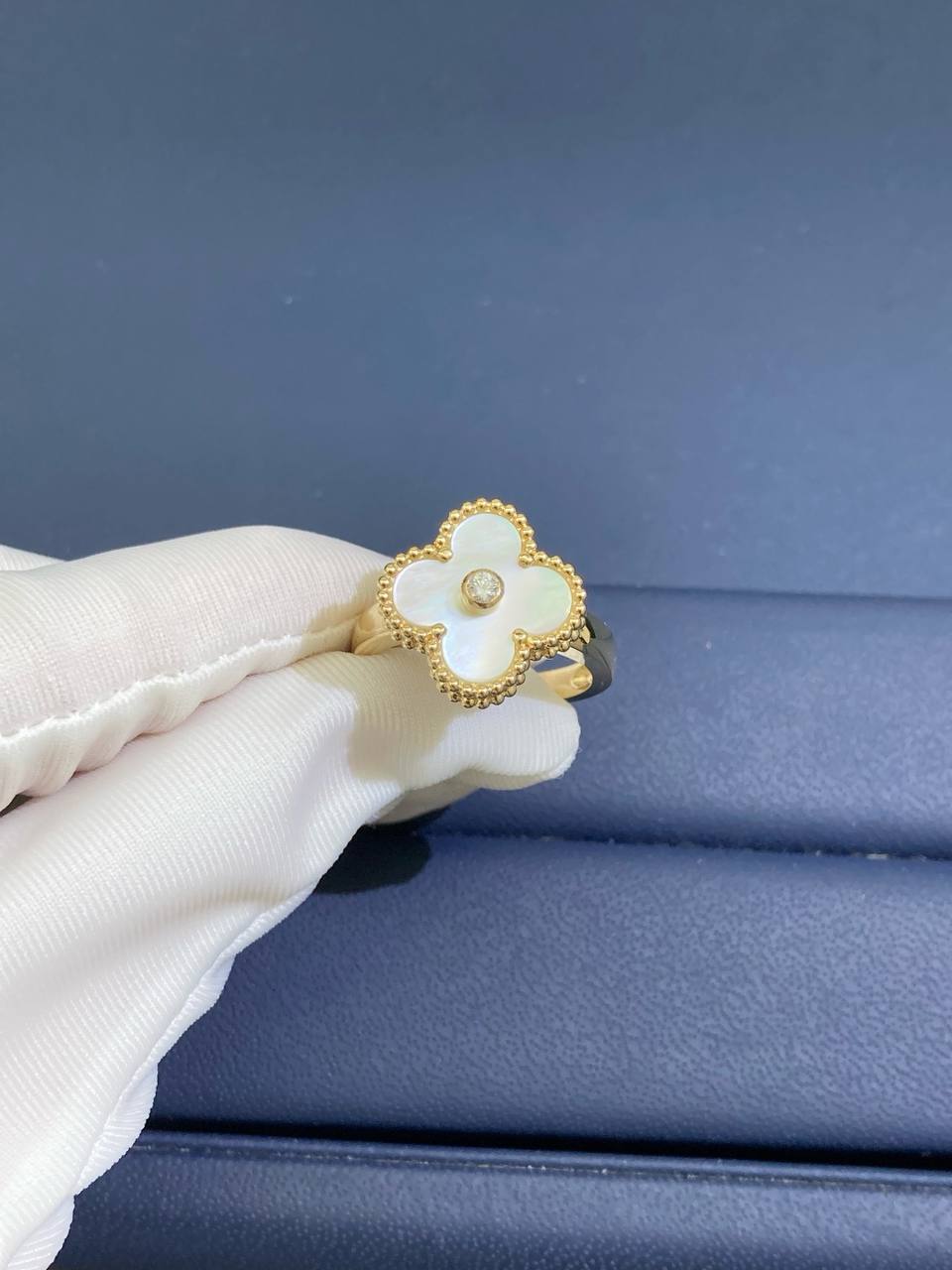 VC Mother-of-Pearl ring with 1 diamond