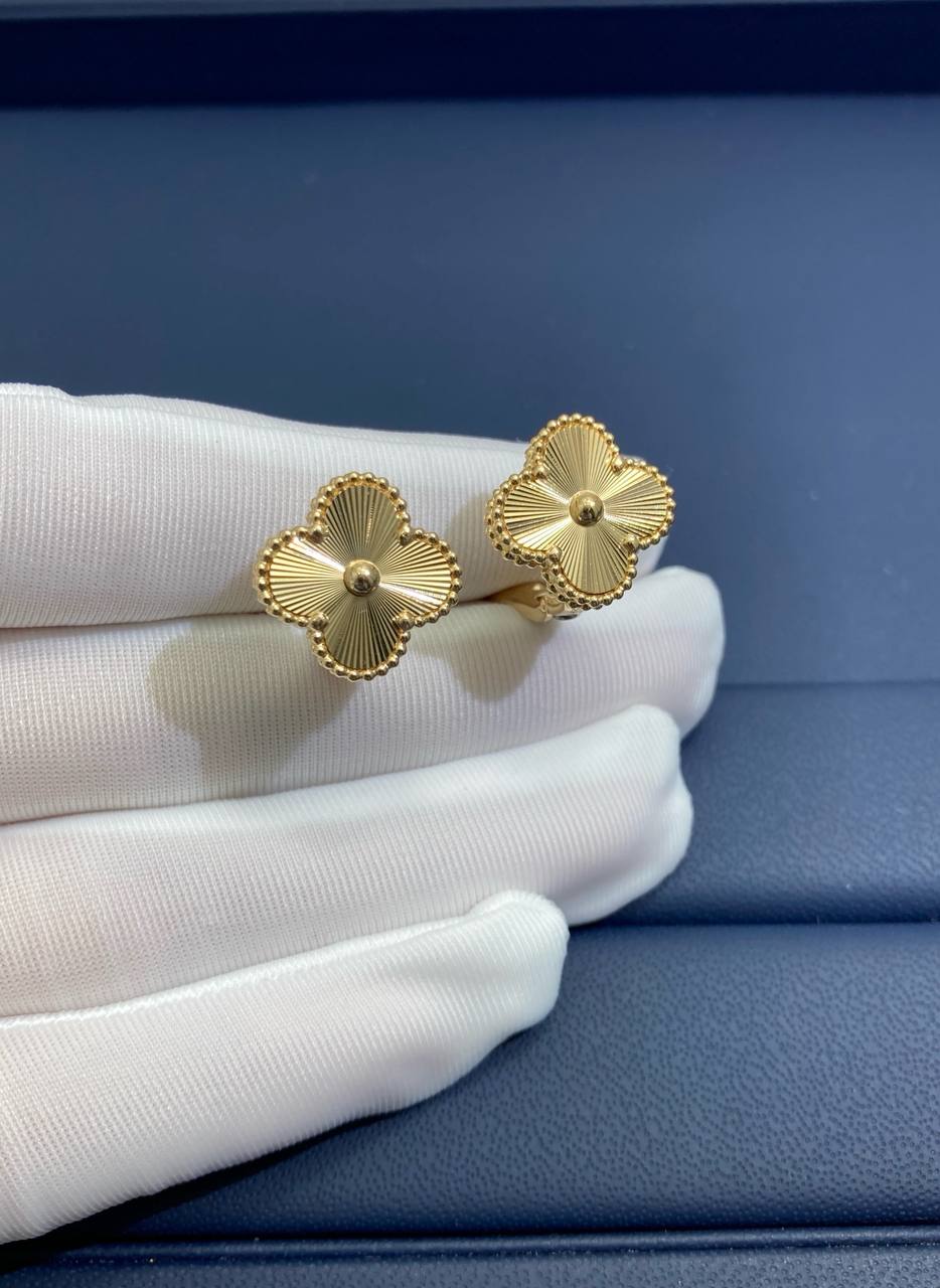 VC Guilloche earrings 15mm