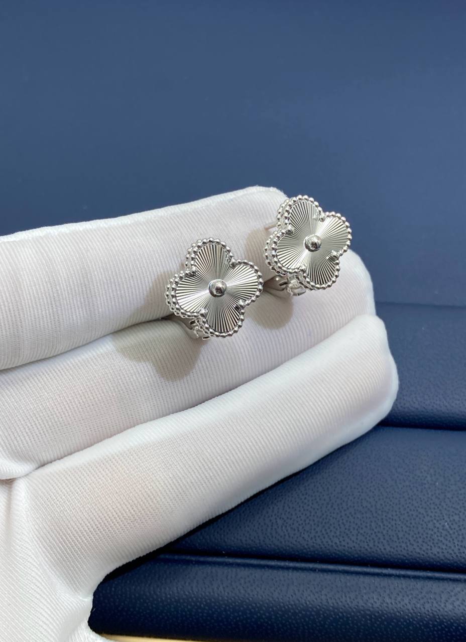 VC Guilloche earrings 15mm