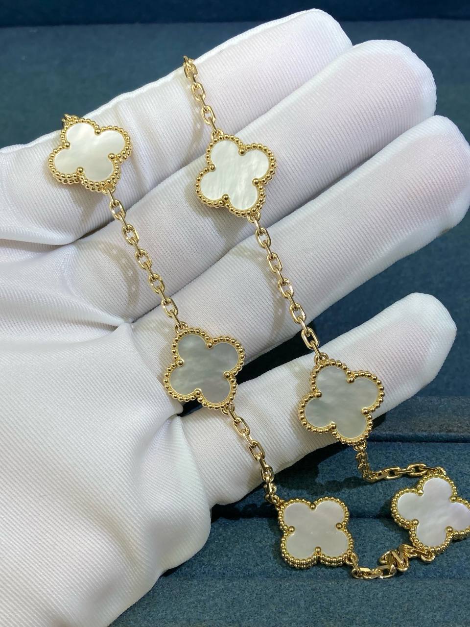 VC 10 motif white Mother-of-Pearl necklace