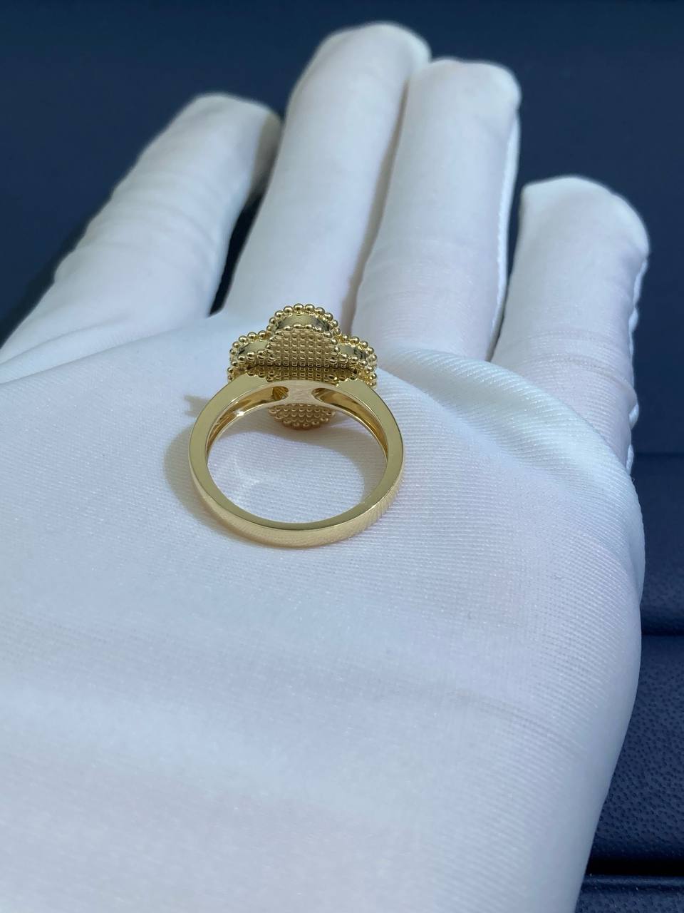 VC Mother-of-Pearl ring with 1 diamond