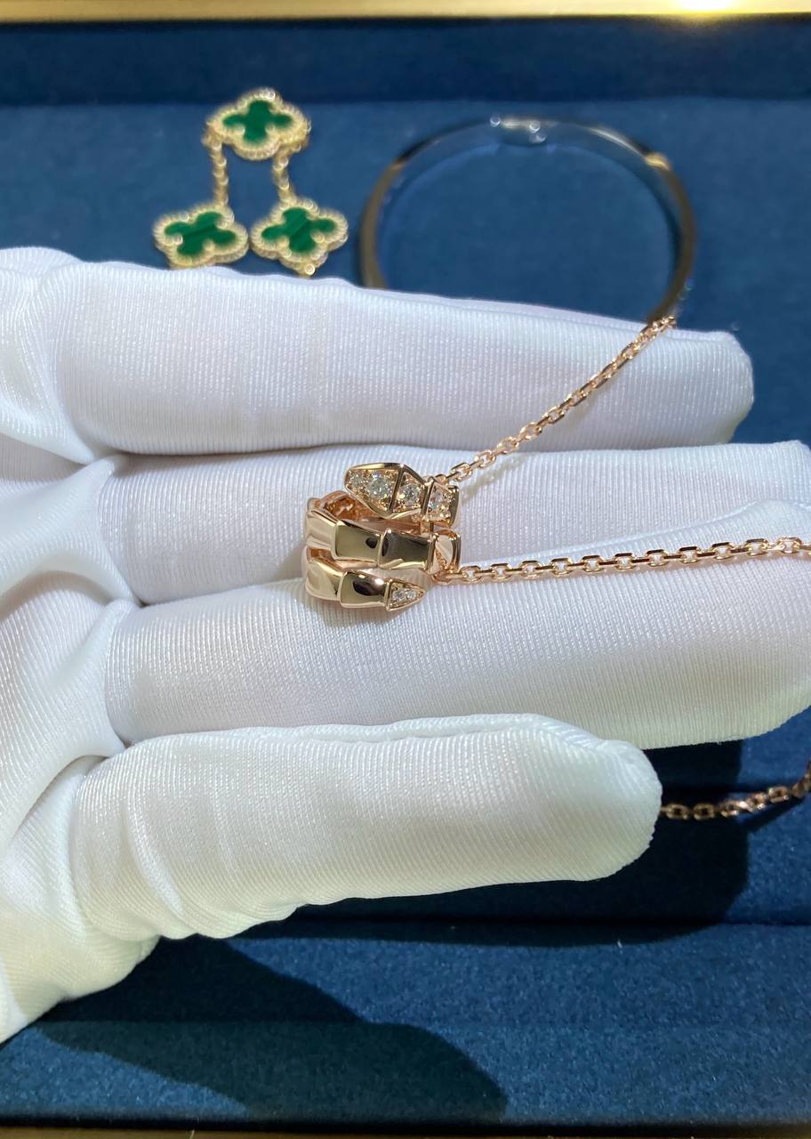Serpenti pendant with diamonds