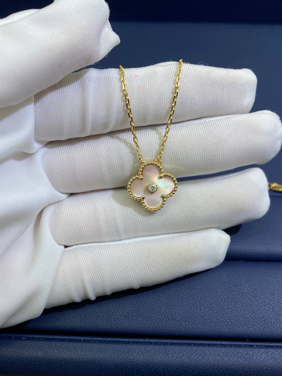 VC Mother-of-pearl Holiday pendant