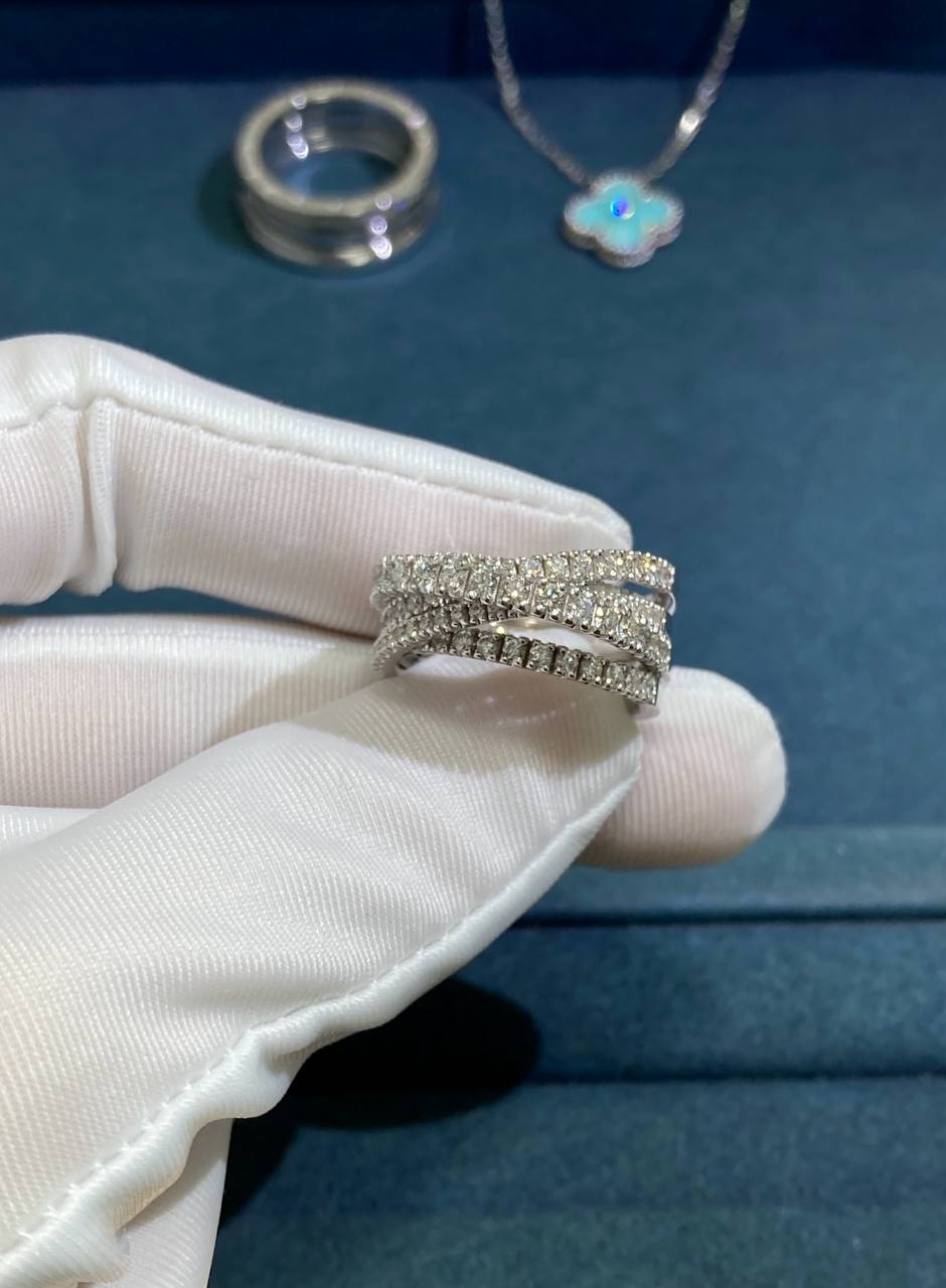 Etincelle full pave diamond ring