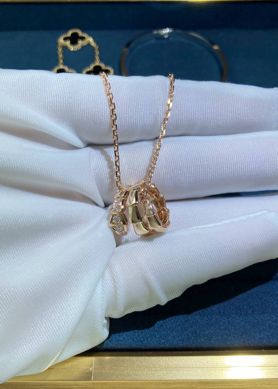 Serpenti pendant with diamonds
