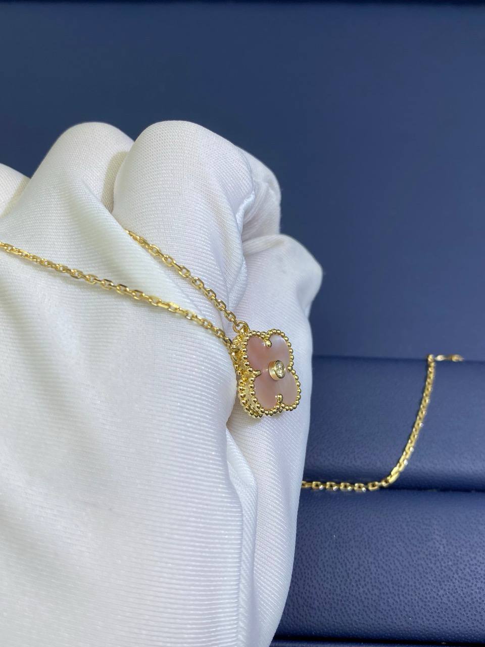 VC Mother-of-pearl Holiday pendant