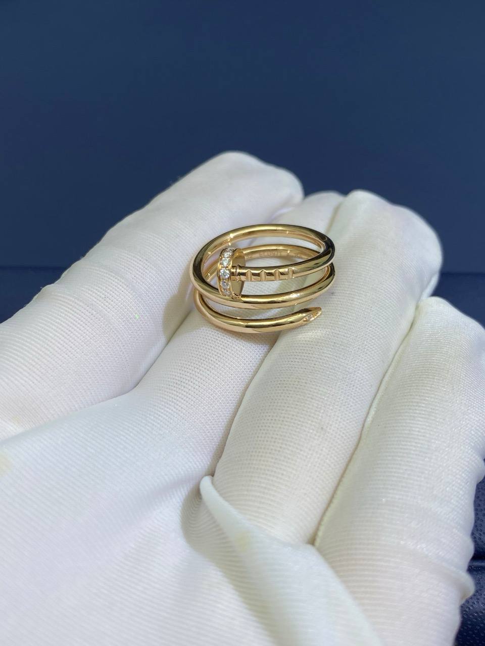 Nail double row ring with diamonds