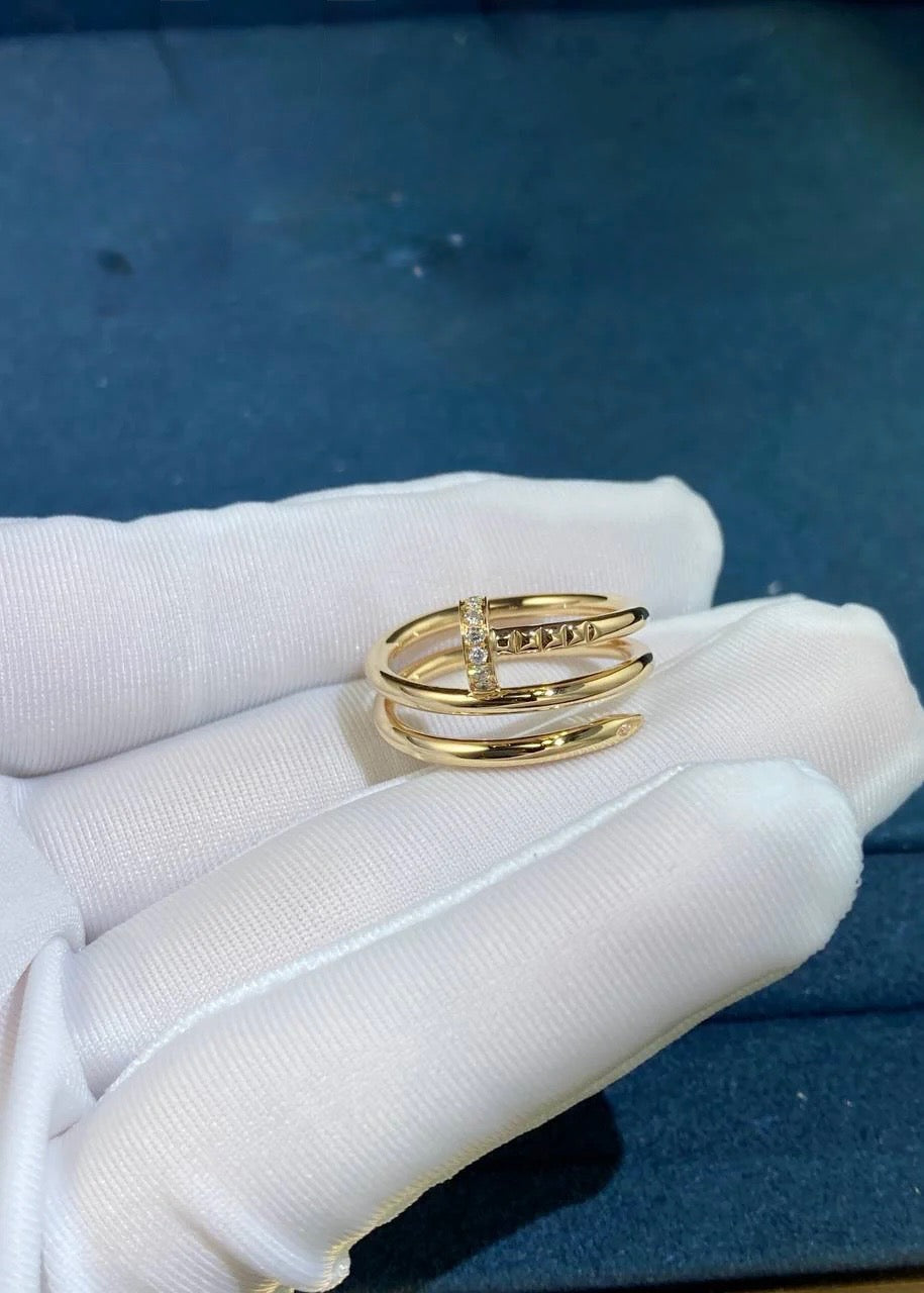 Nail double row ring with diamonds