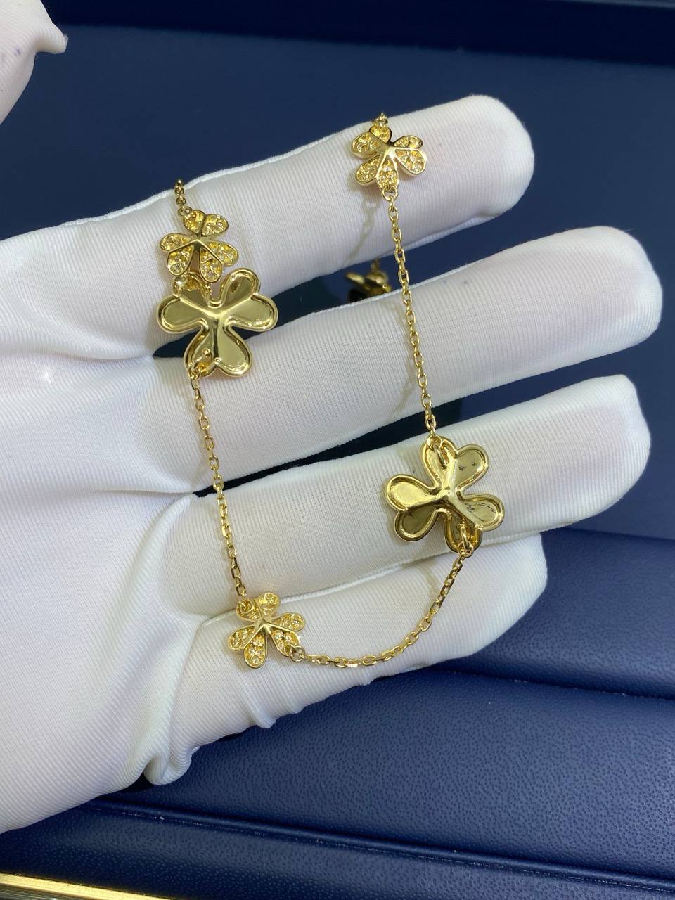 VC Floral 9 motif necklace with diamonds