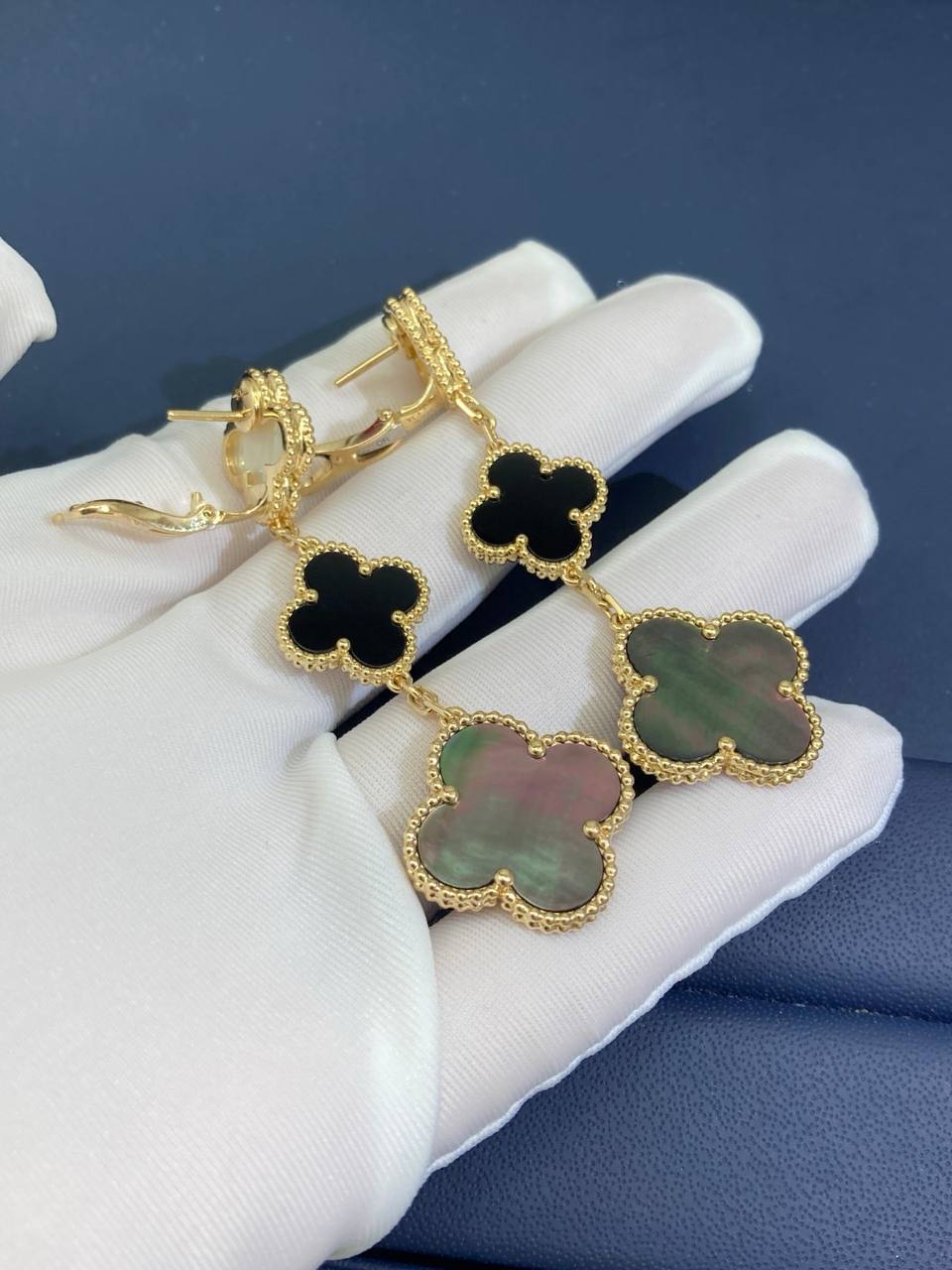 VC 3 motif Mother-of-Pearl and Onyx earrings