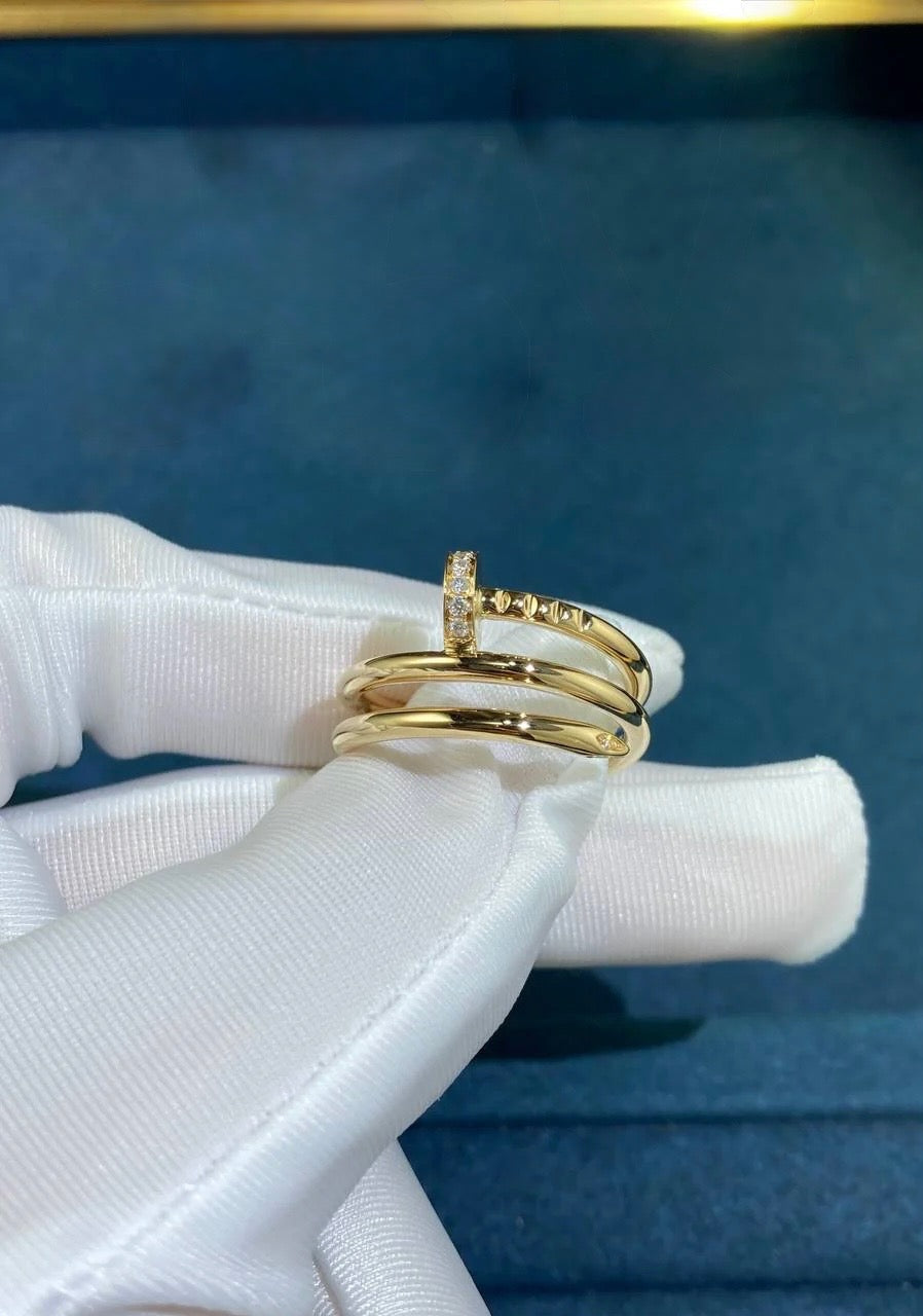 Nail double row ring with diamonds