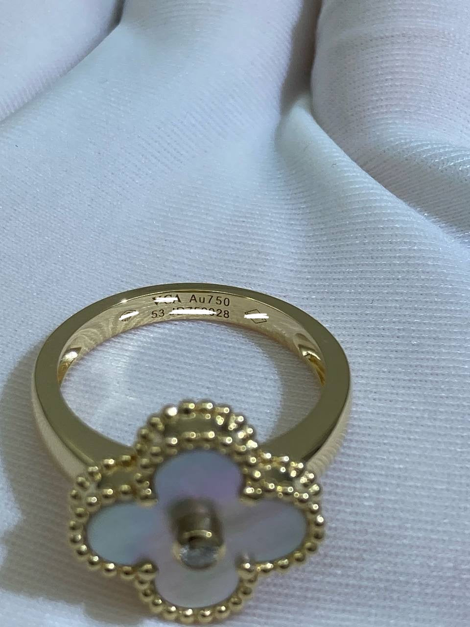 VC Mother-of-Pearl ring with 1 diamond