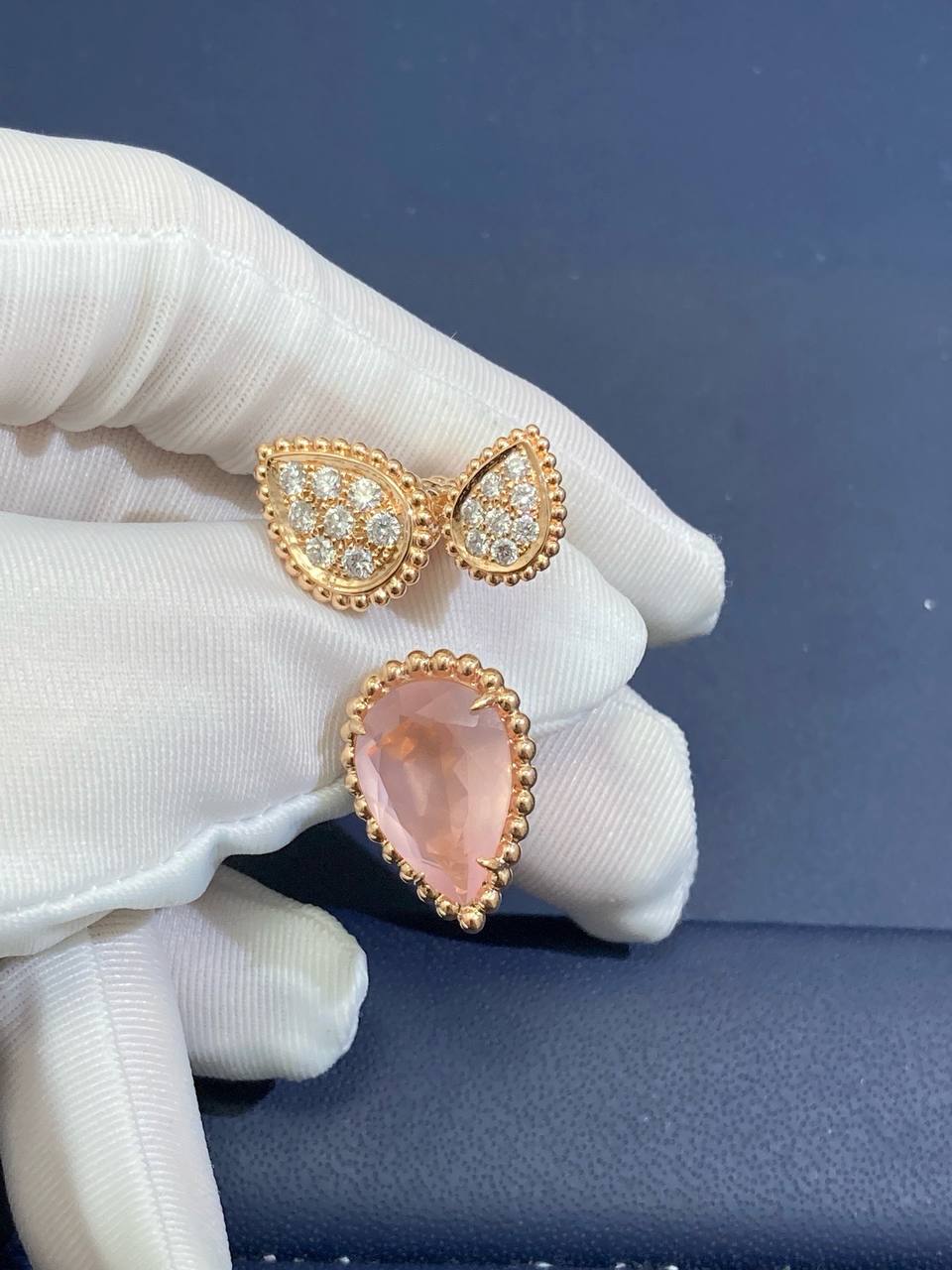 BCHRN between the finger ring with quartz and diamonds