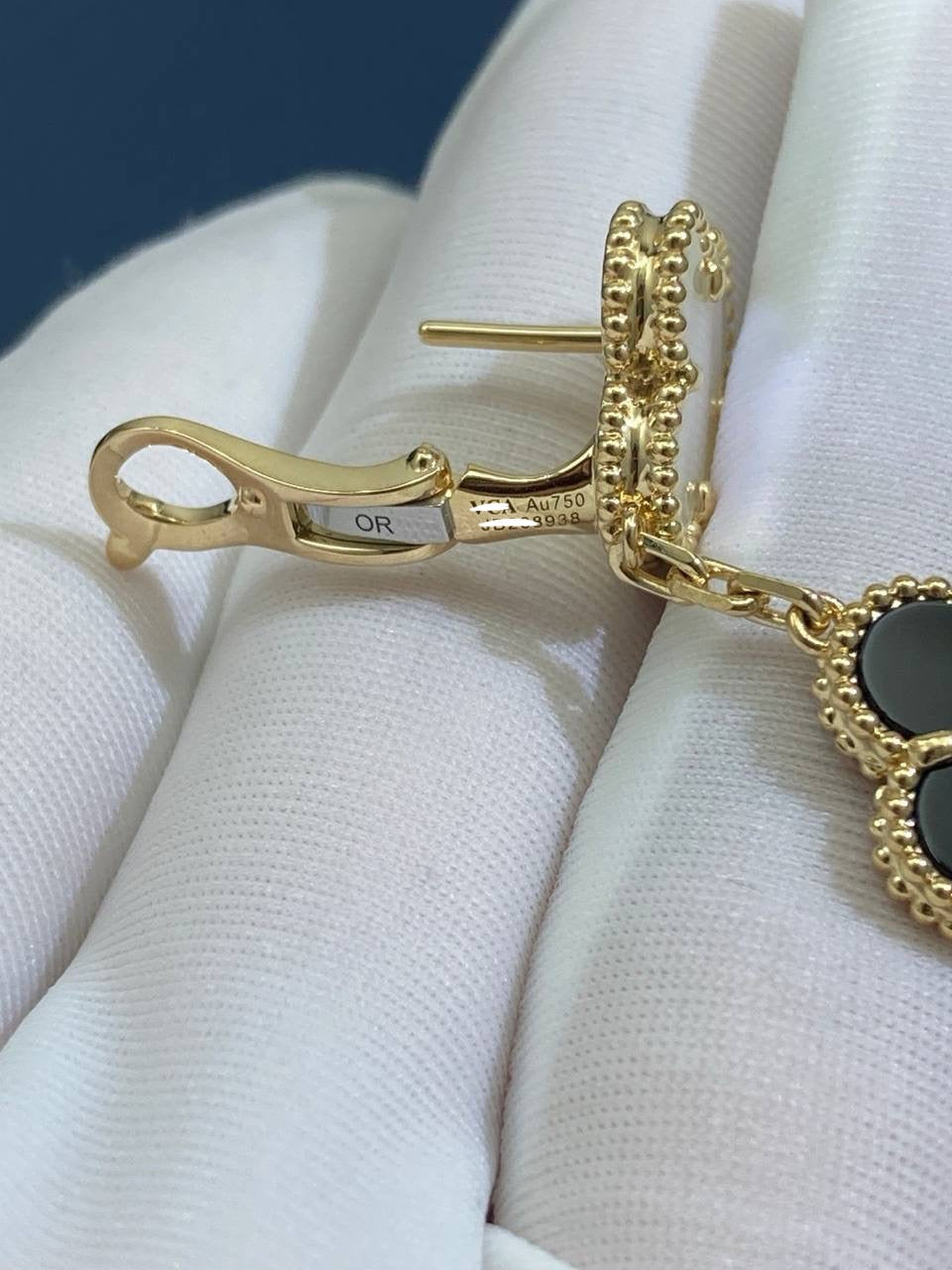 VC 3 motif Mother-of-Pearl and Onyx earrings