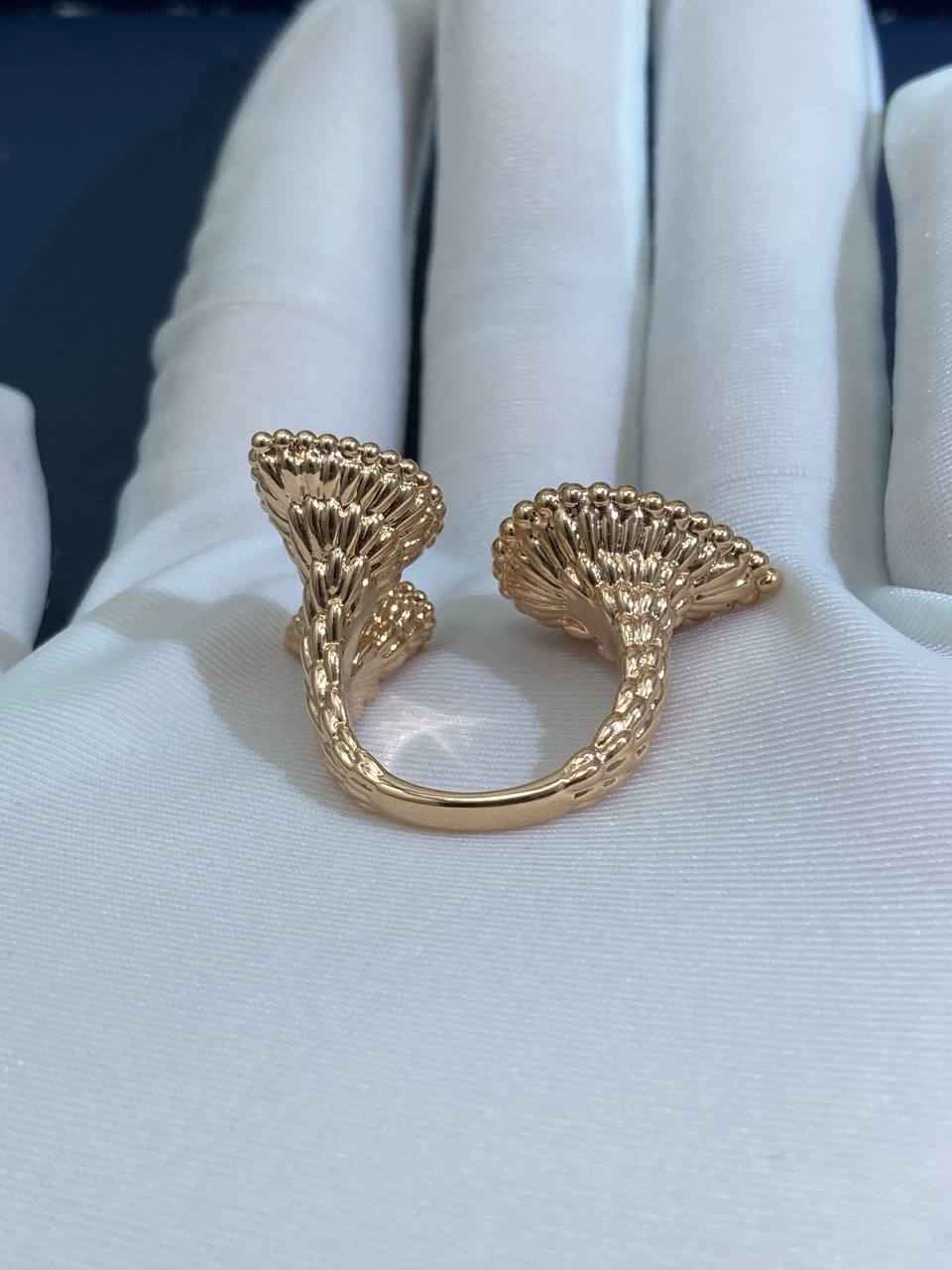 BCHRN between the finger ring with quartz and diamonds