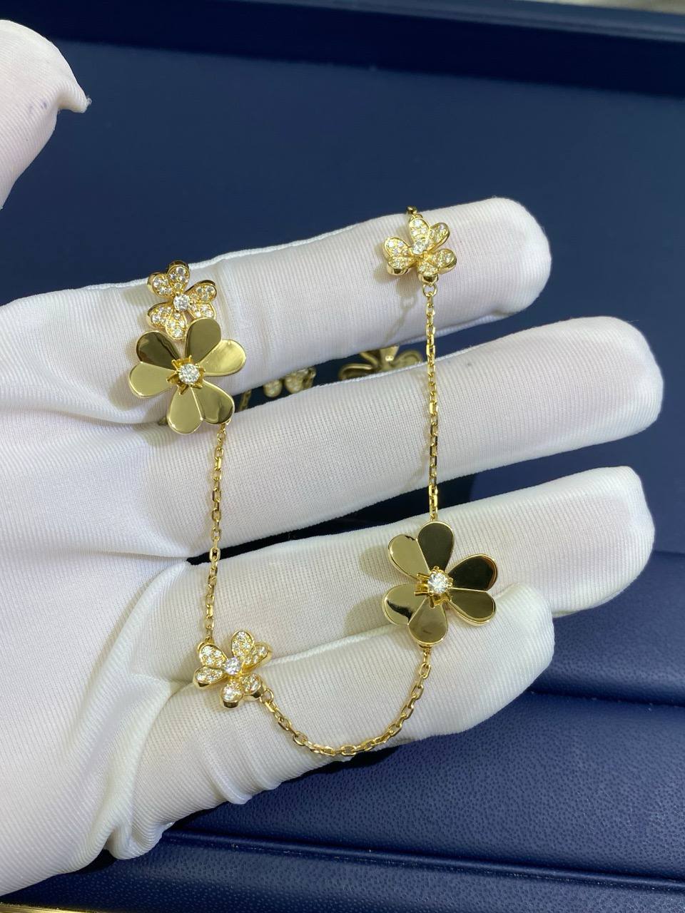 VC Floral 9 motif necklace with diamonds