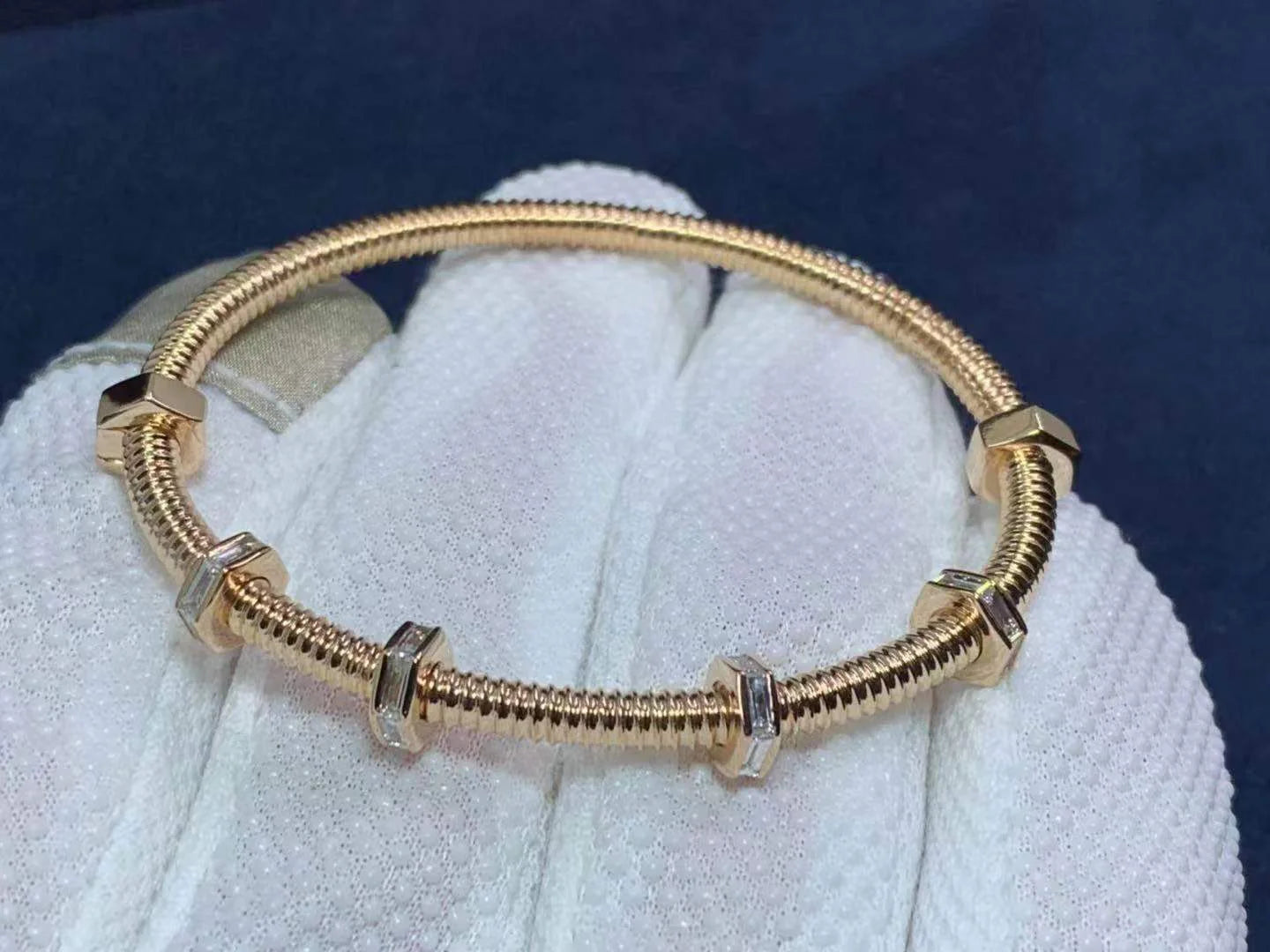 Screw bracelet with diamonds
