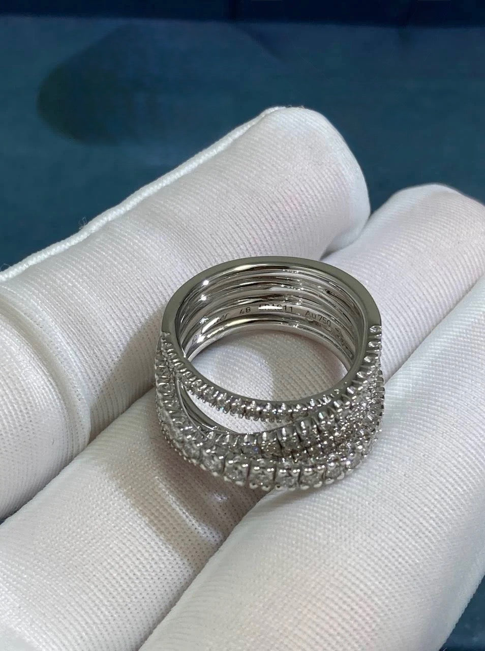 Etincelle full pave diamond ring