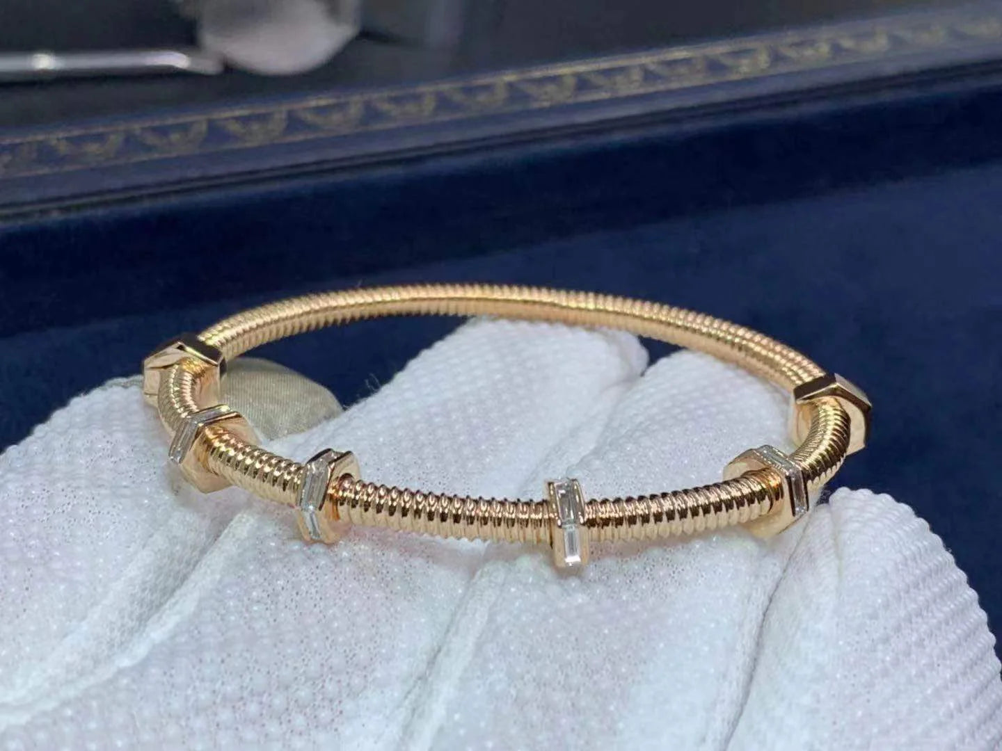 Screw bracelet with diamonds