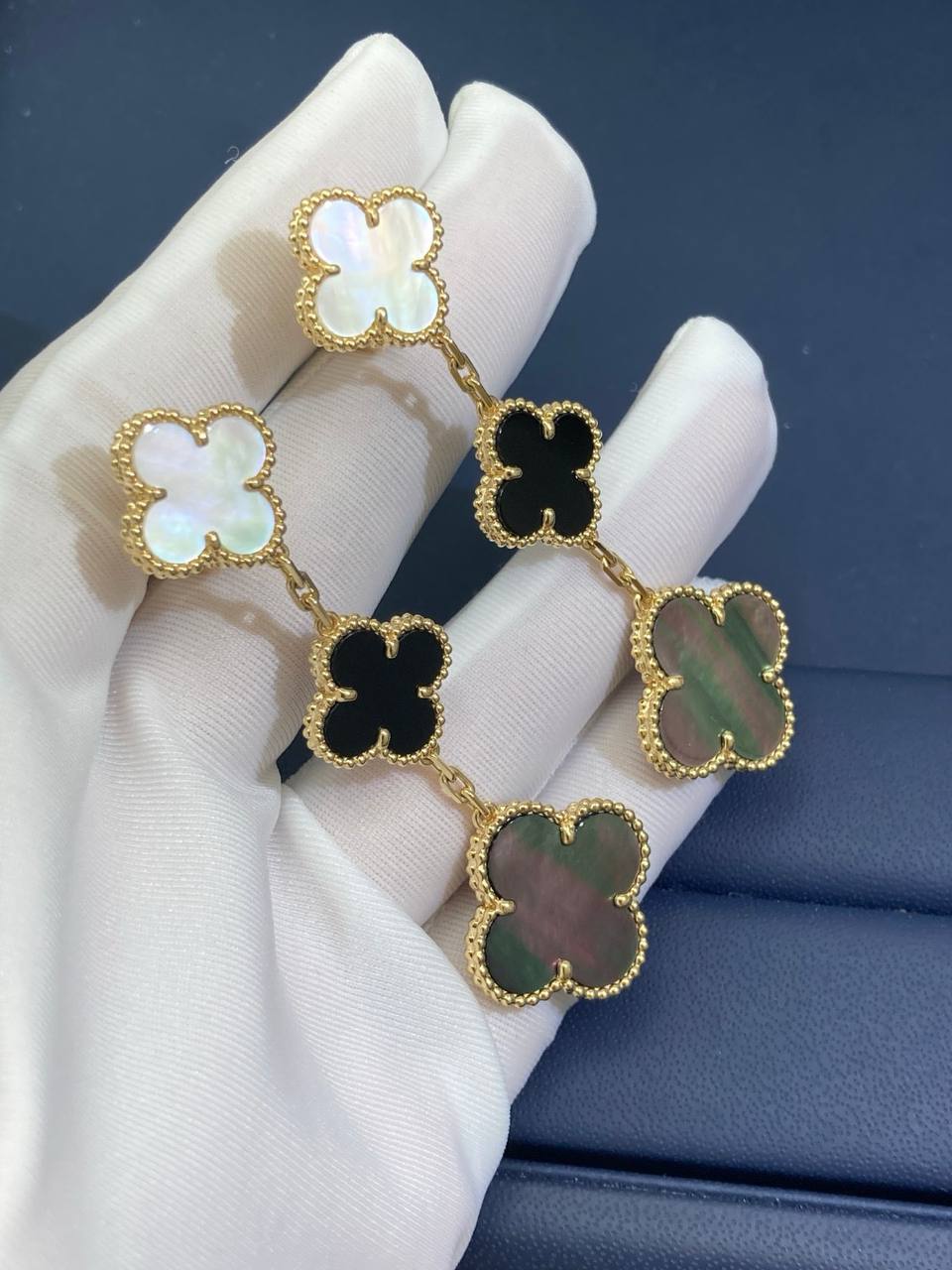 VC 3 motif Mother-of-Pearl and Onyx earrings