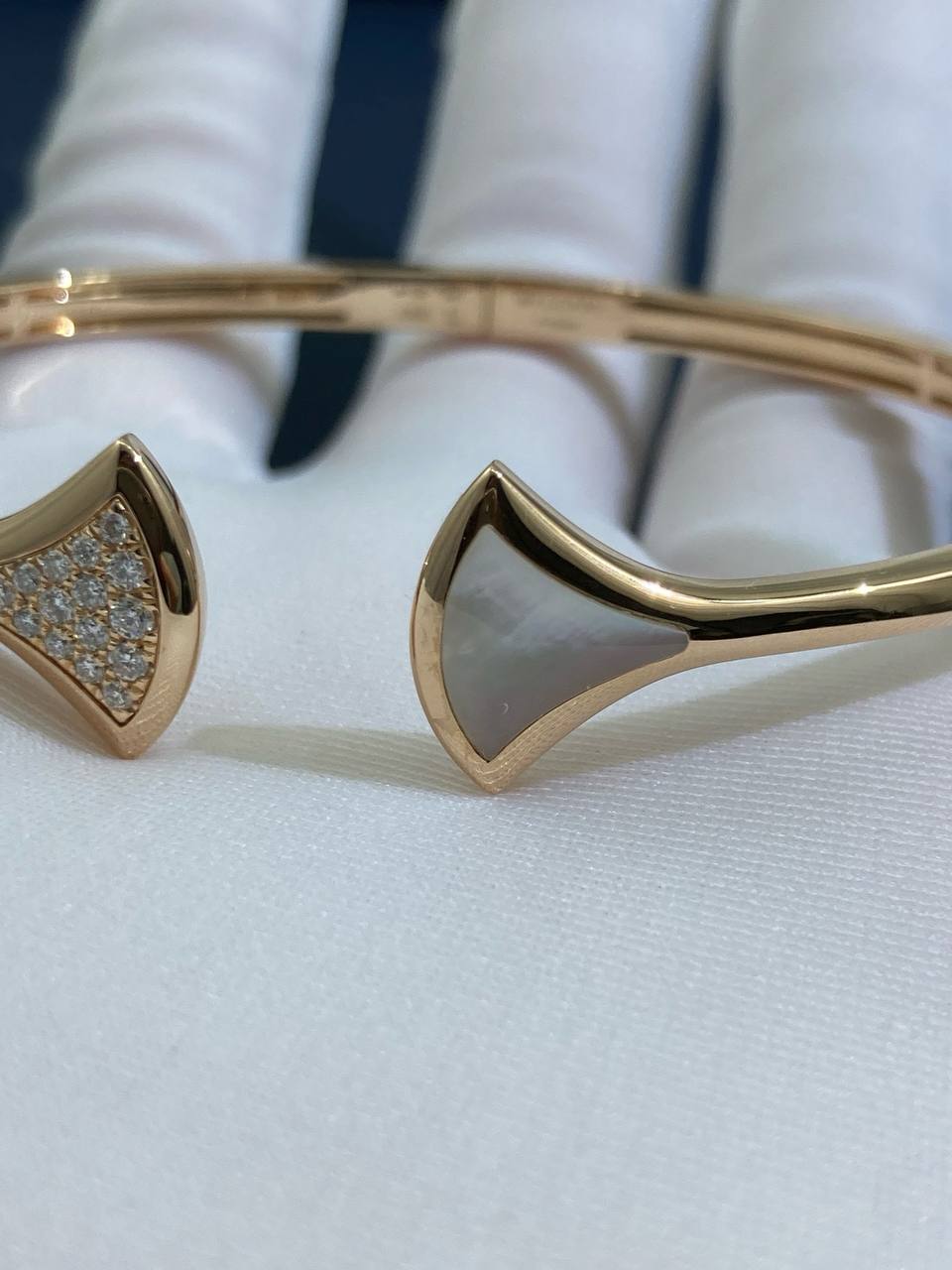 Diva bracelet with Mother-of-Pearl and diamonds
