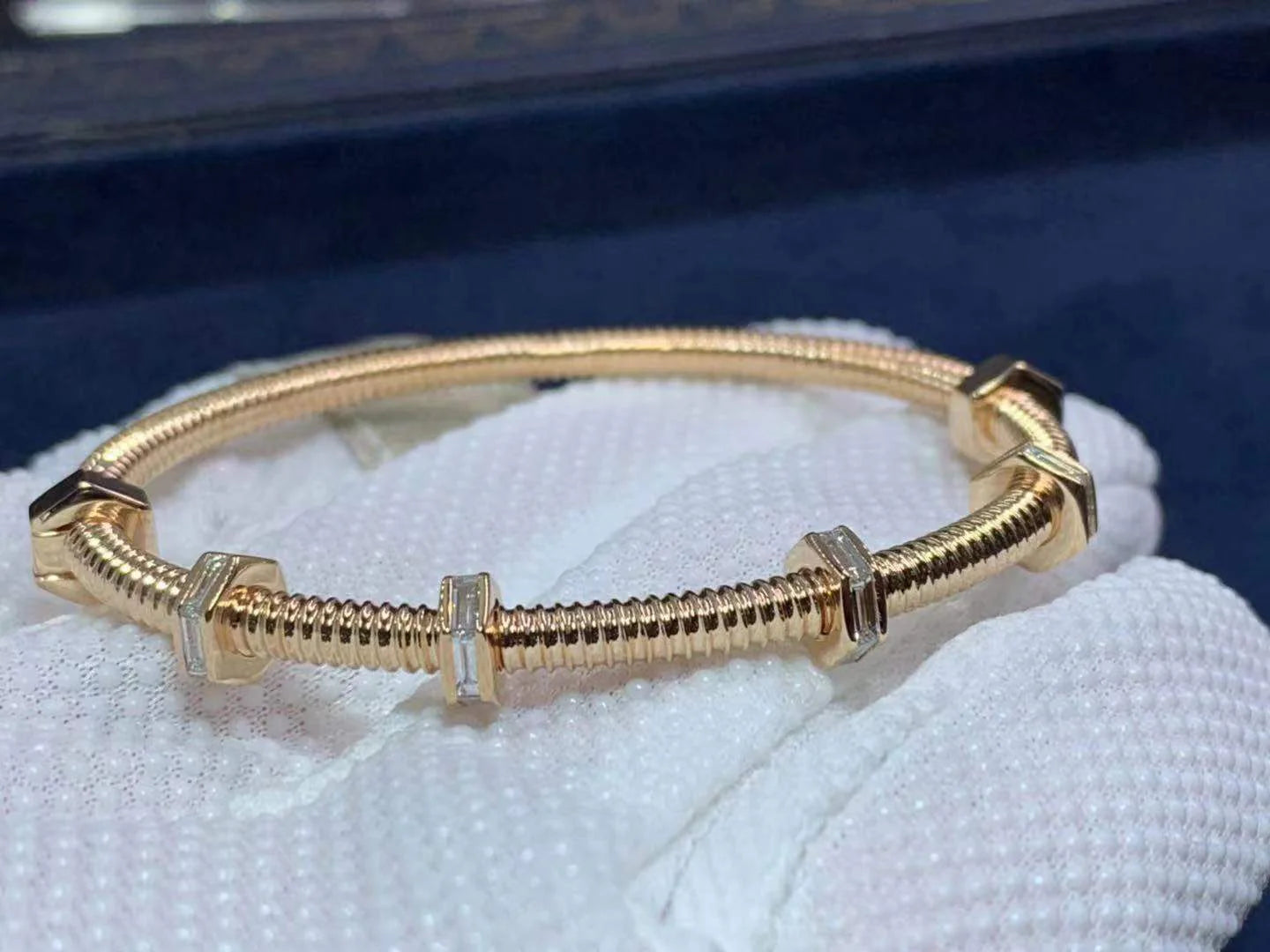 Screw bracelet with diamonds