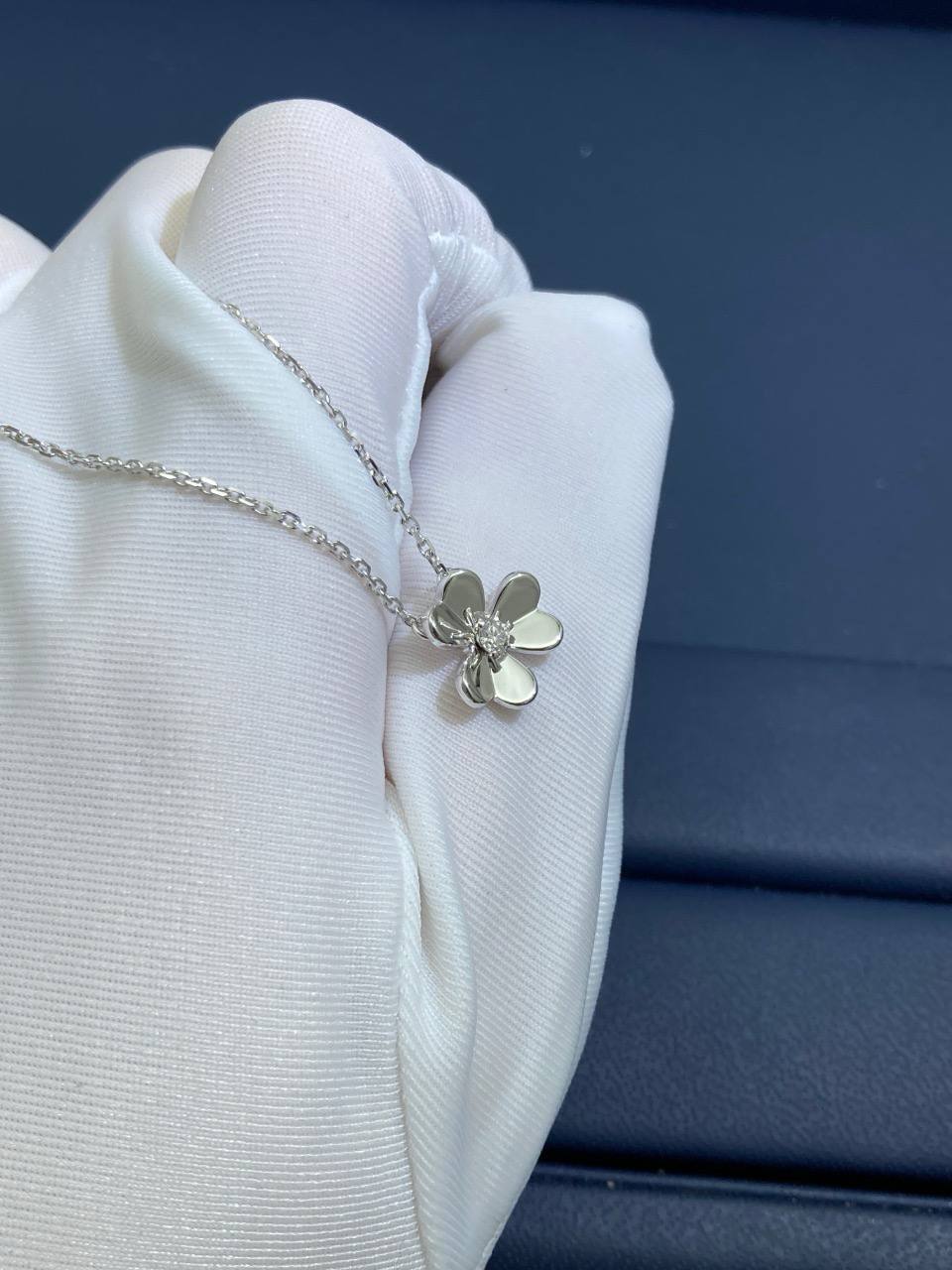 VC floral pendant with 1 diamond