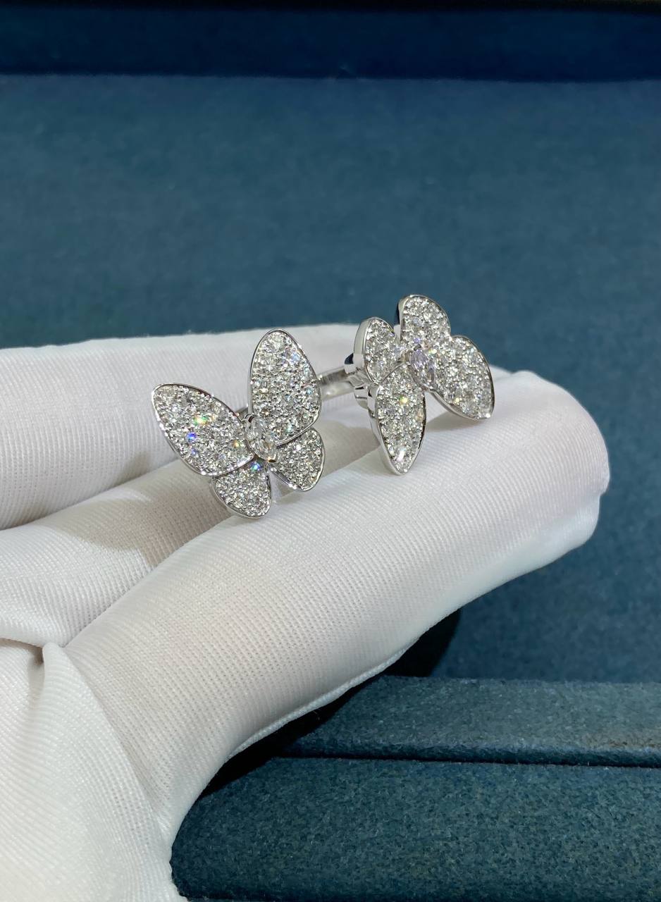 VC between the finger butterfly ring with diamonds