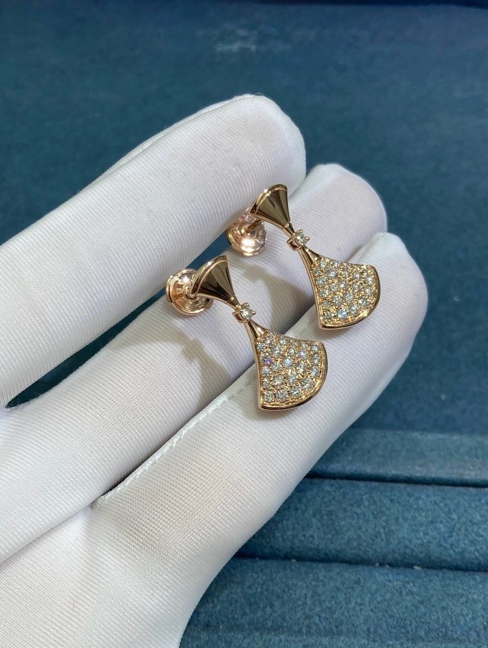 Diva earrings with diamonds