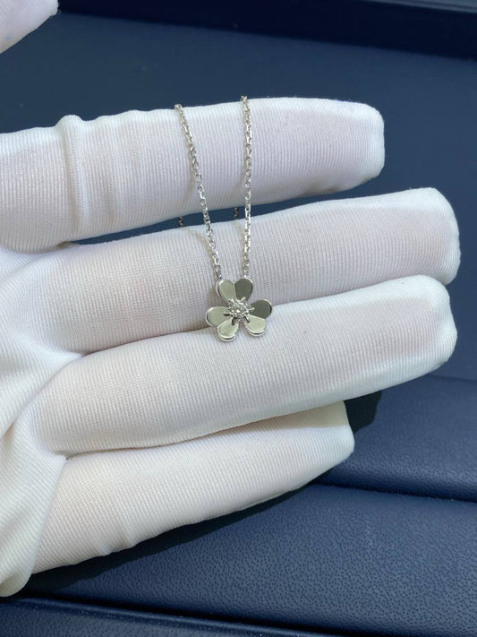 VC floral pendant with 1 diamond