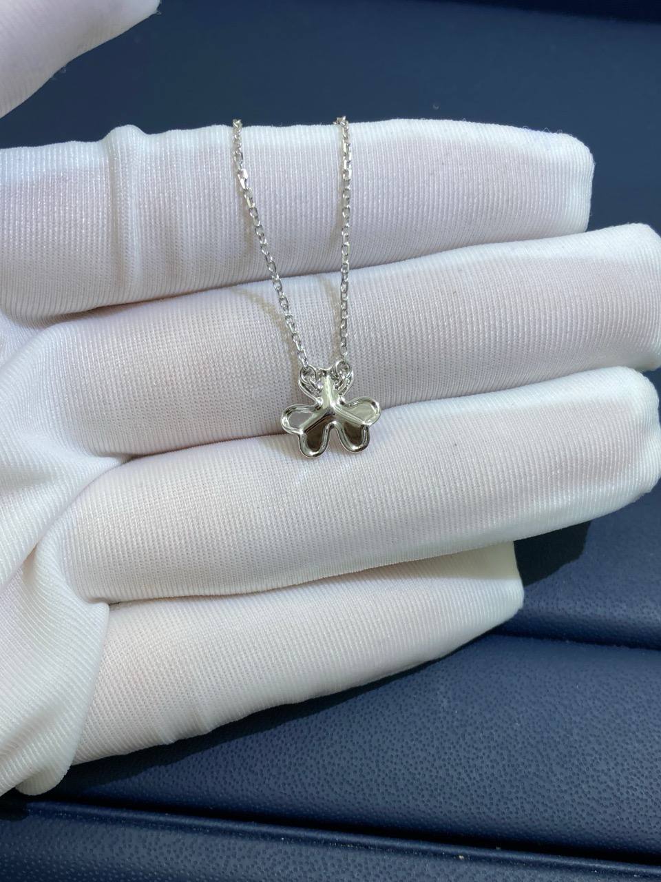 VC floral pendant with 1 diamond