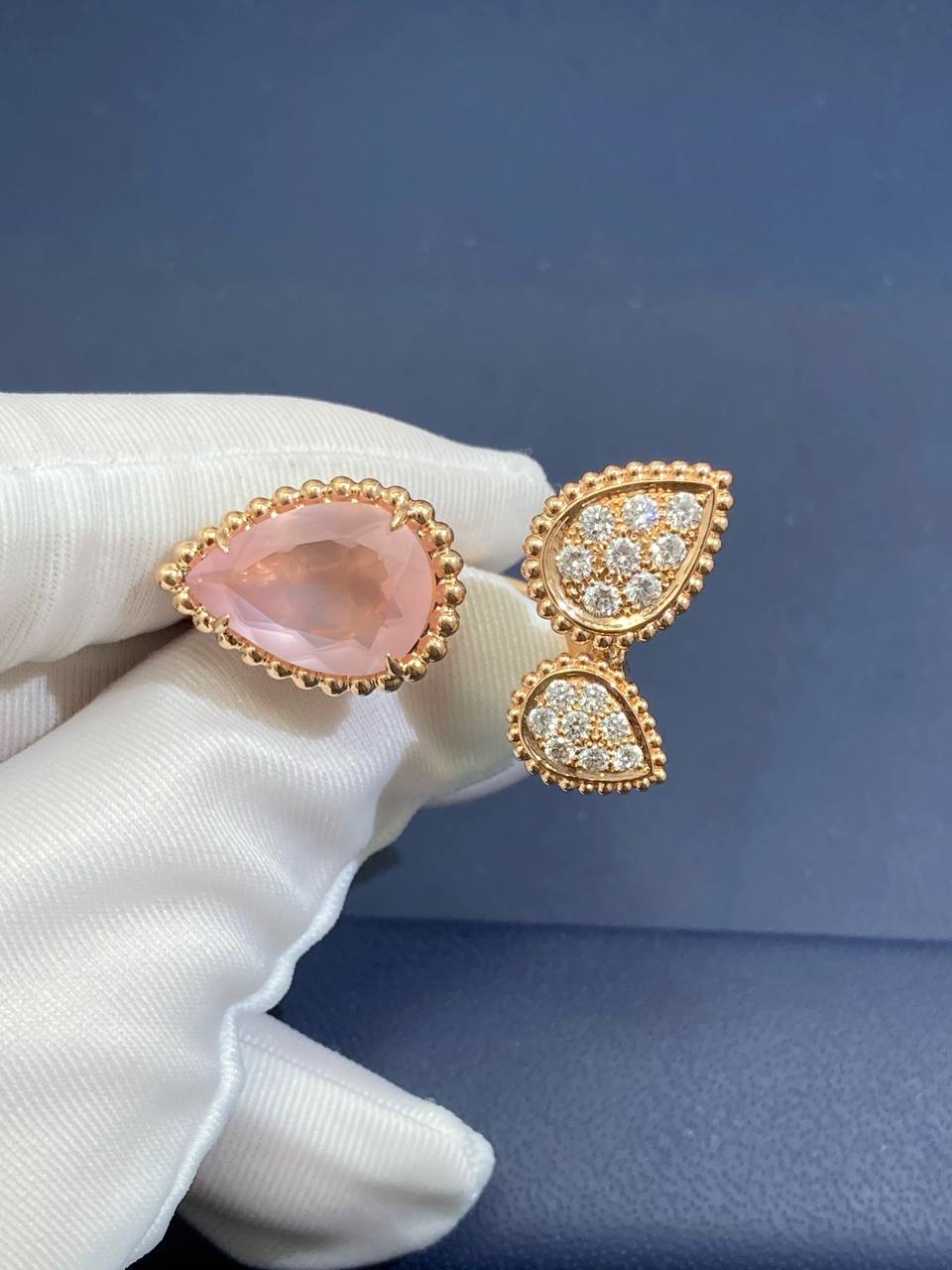 BCHRN between the finger ring with quartz and diamonds