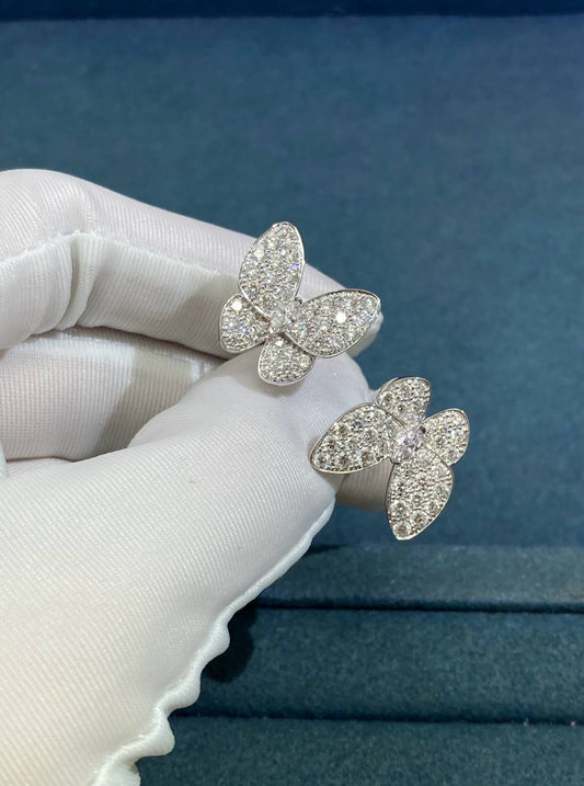 VC between the finger butterfly ring with diamonds