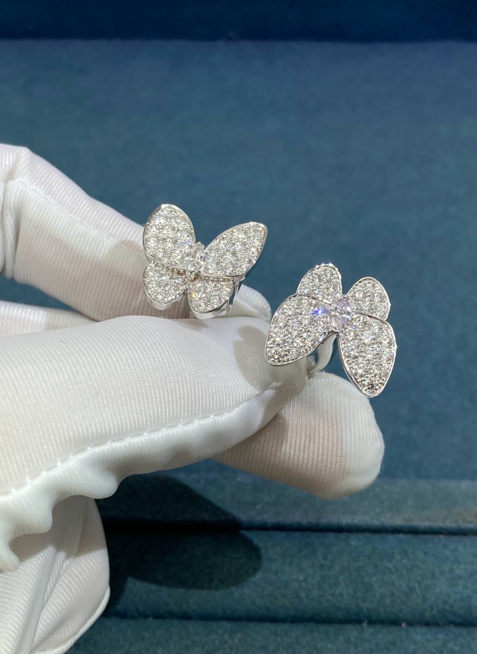 VC between the finger butterfly ring with diamonds