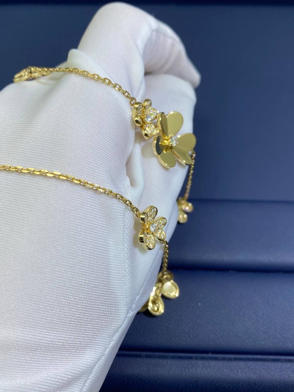 VC Floral 9 motif necklace with diamonds