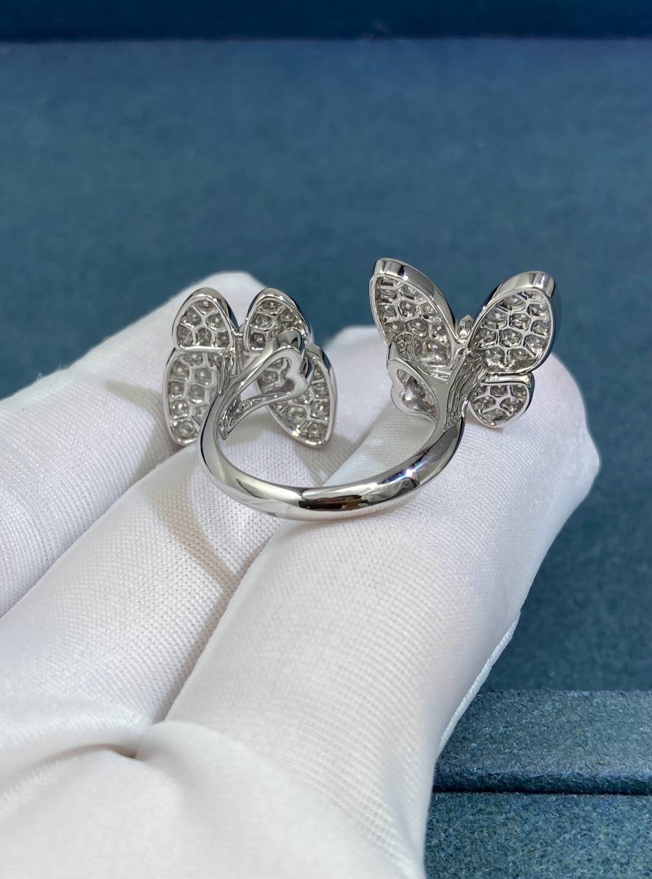 VC between the finger butterfly ring with diamonds