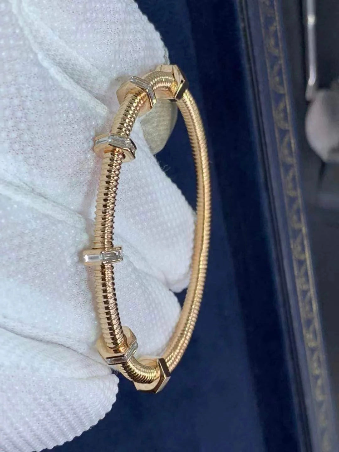 Screw bracelet with diamonds