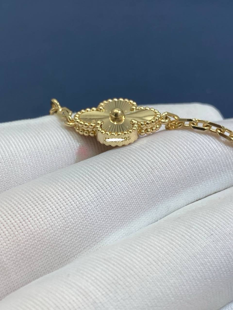 VC Guilloche bracelet