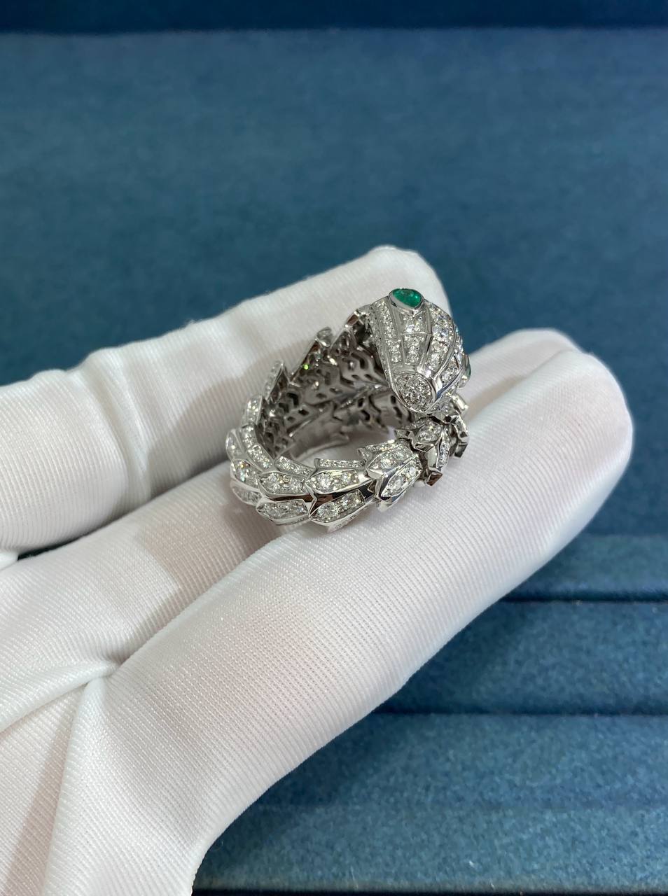 Serpenti full pave diamond ring with emeralds