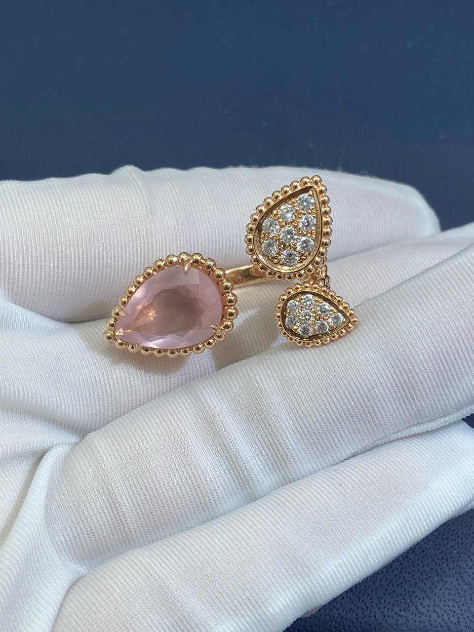 BCHRN between the finger ring with quartz and diamonds