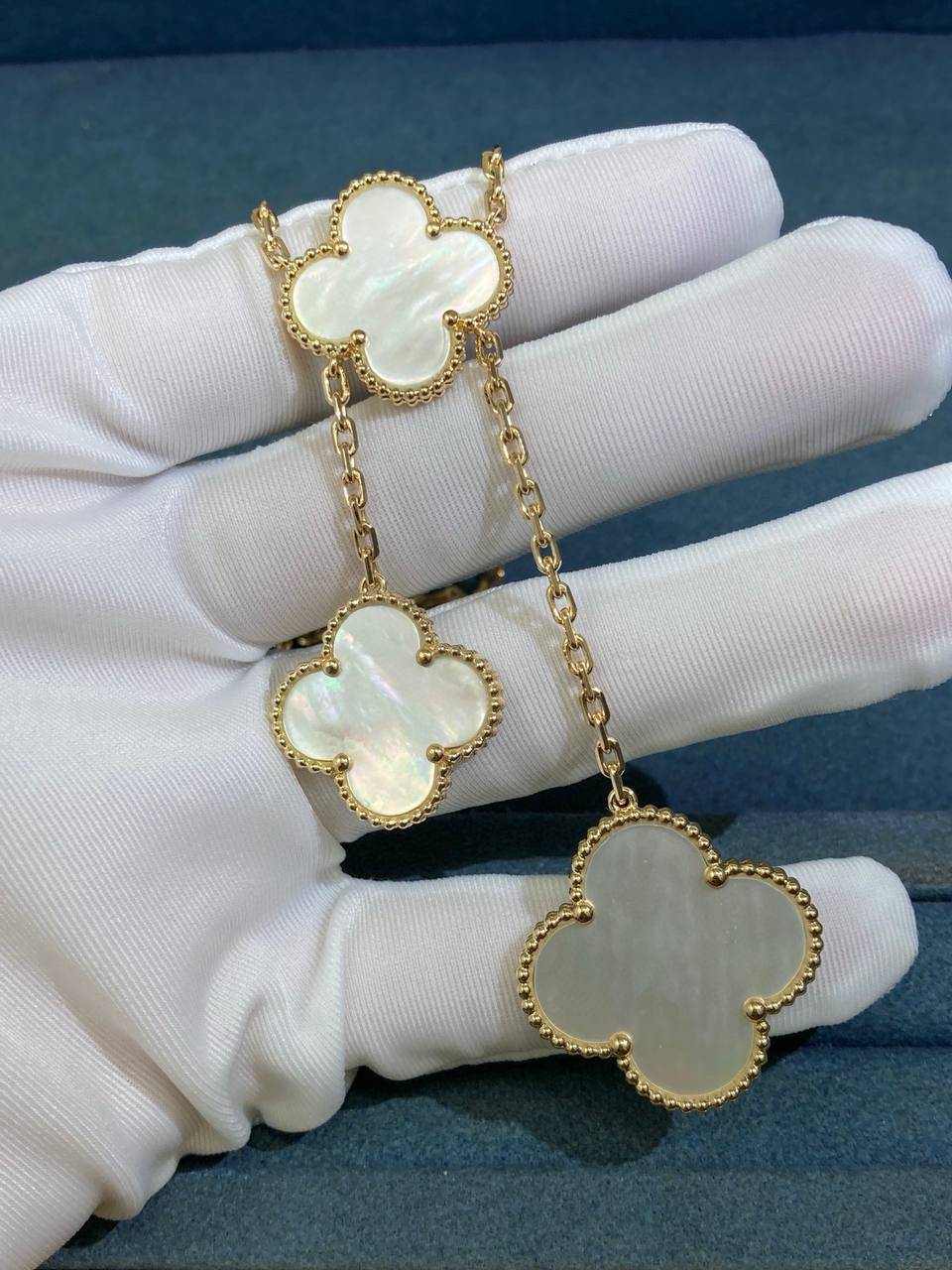 VC 6 motif Mother-of-Pearl necklace