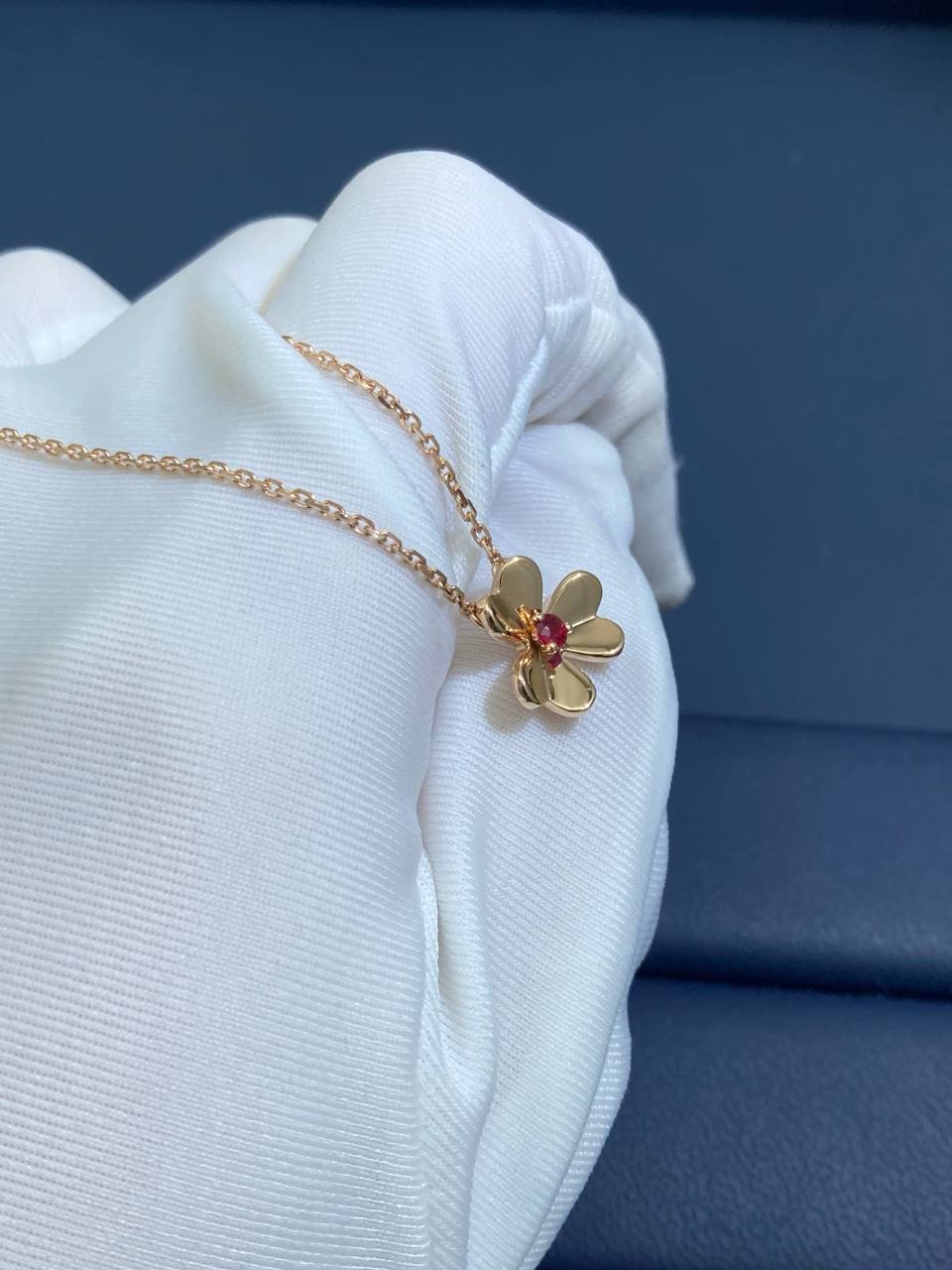 VC floral pendant with 1 ruby, Mini model